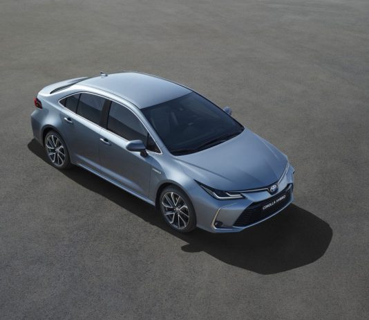 Végre hibrid is van belőle – Új Toyota Corolla szedán bemutató